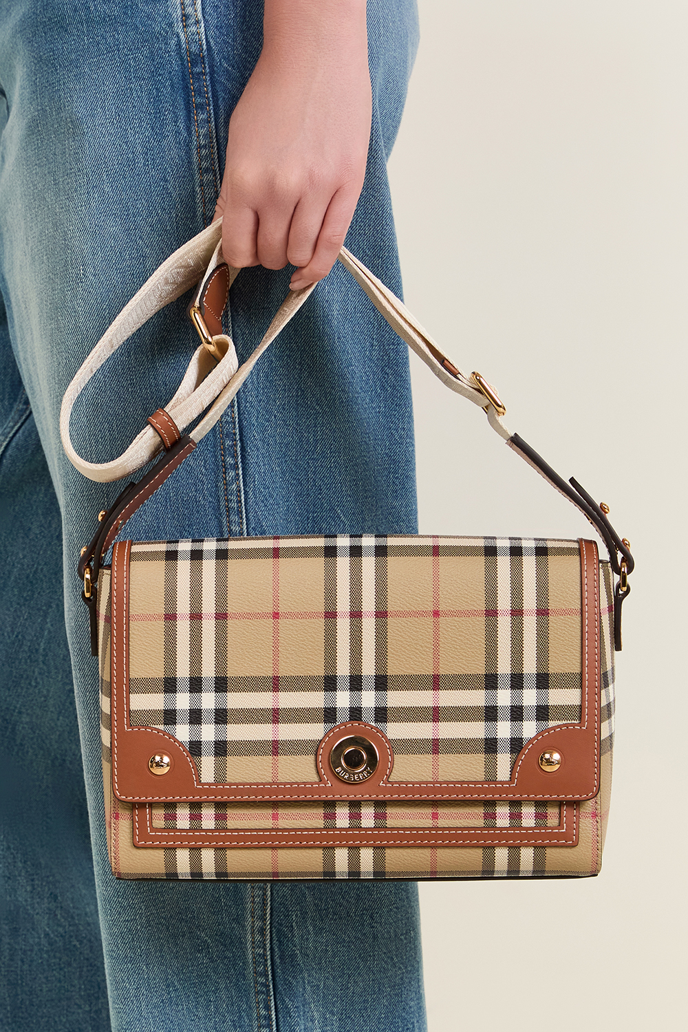 תמונת כל הלוק של תיק קרוסבודי